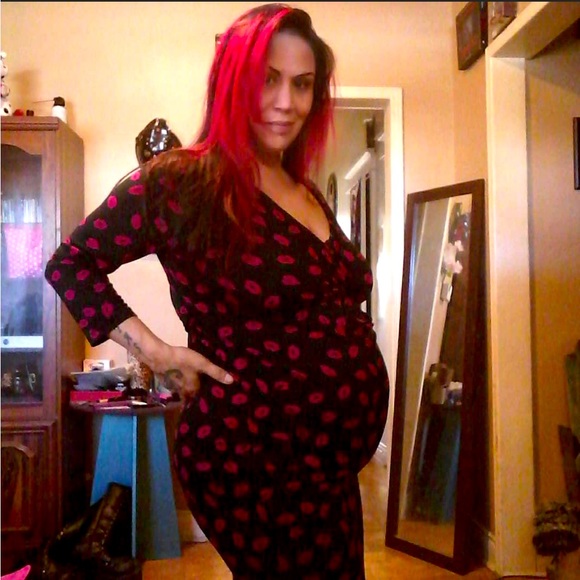 Lip print wrap around low cut midi maternity dress. - Picture 4 of 4